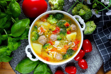 Rice soup with meatballs and broccoli