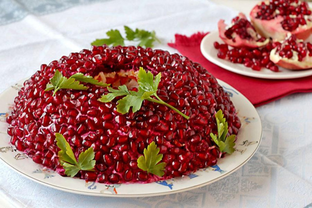 Salad with chicken liver and pomegranate