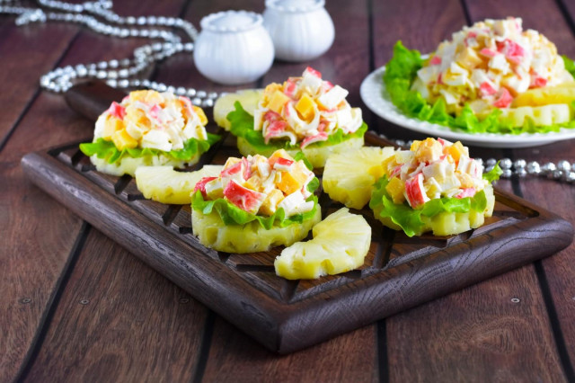 Crab snack on pineapple rings