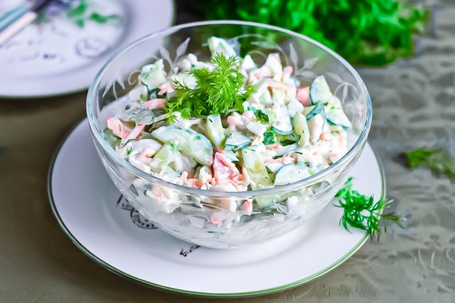 Salad with squid, cheese and white yogurt