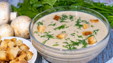 Mushroom soup mashed mushrooms on cream with crackers