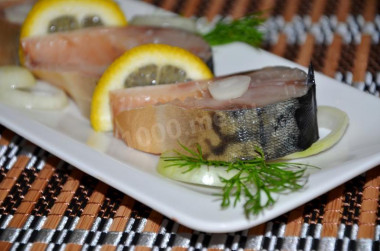 Mackerel in brine on tea leaves with sugar