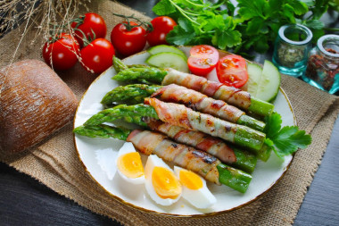 Green asparagus with bacon in a frying pan