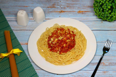 Spaghetti with toasted carrots, minced onion and cheese