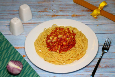 Spaghetti with toasted carrots, minced onion and cheese