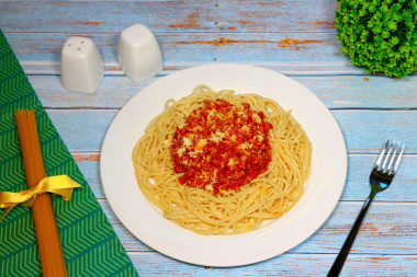 Spaghetti with toasted carrots, minced onion and cheese