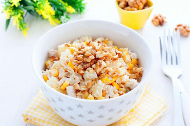 Mixed salad with chicken fillet, walnuts and mayonnaise