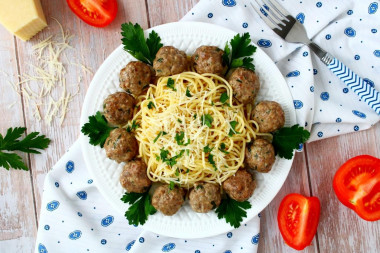 Spaghetti with minced meat meatballs