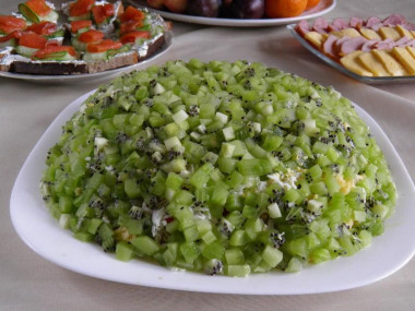 Emerald placer salad with kiwi and turkey