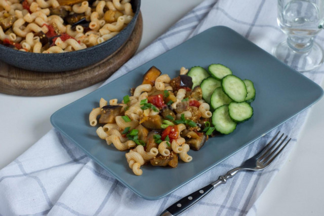 Pasta with eggplant, tomatoes and peppers in a frying pan