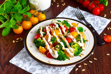 Salad with broccoli, tomatoes and cheese