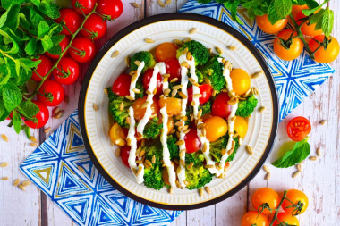 Salad with broccoli, tomatoes and cheese