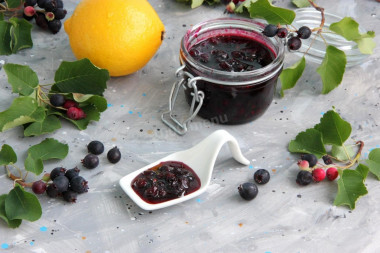 Irga jam with lemon for winter