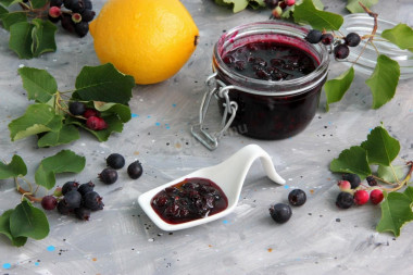 Irga jam with lemon for winter