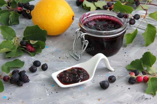 Irga jam with lemon for winter