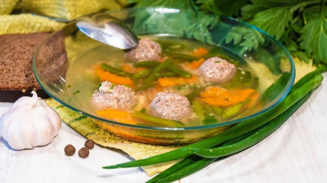 Summer bean soup with minced pork meatballs