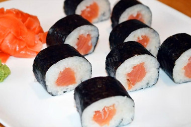 Shake maki rolls with round rice