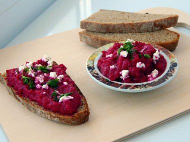 Beetroot spread on bread