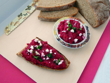 Beetroot spread on bread