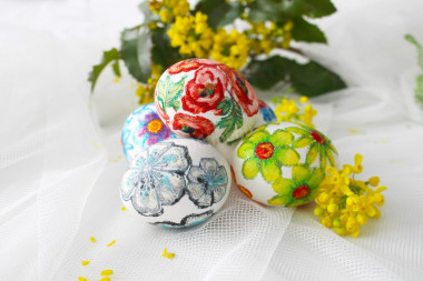 Decoupage of Easter eggs with napkins