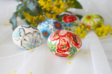 Decoupage of Easter eggs with napkins