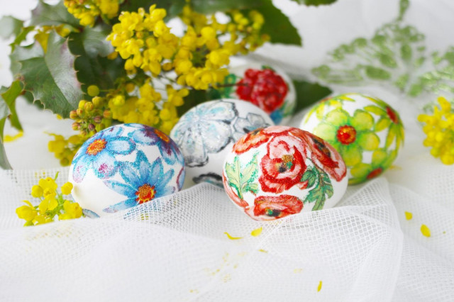 Decoupage of Easter eggs with napkins