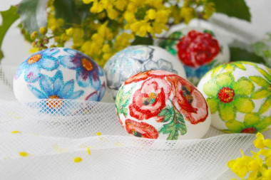 Decoupage of Easter eggs with napkins