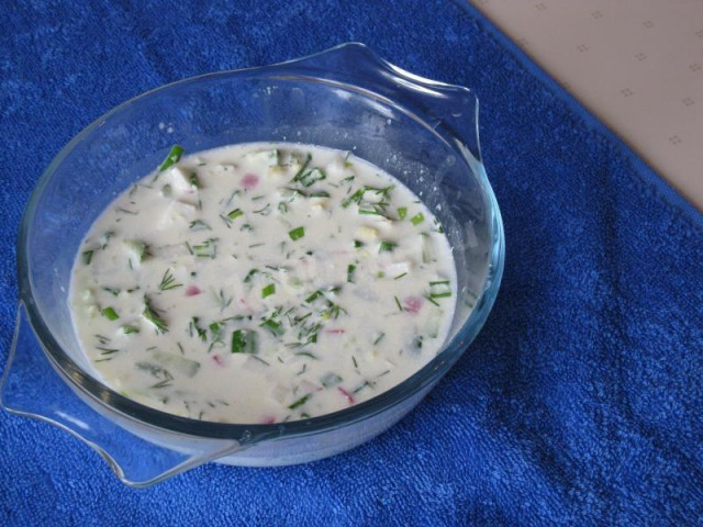 Okroshka according to the classics on sour cream with water