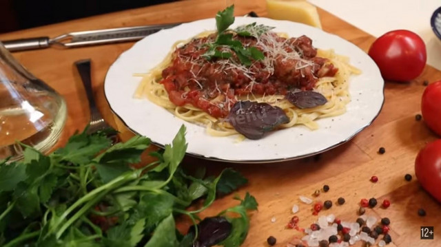 Pasta with tomato sauce and sausages