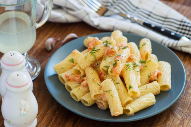 Pasta in cream sauce with garlic