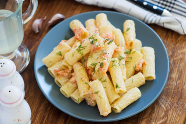 Pasta in cream sauce with garlic