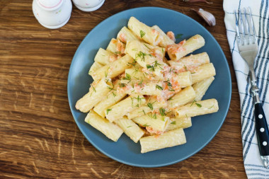 Pasta in cream sauce with garlic