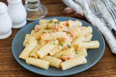 Pasta in cream sauce with garlic