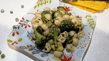 Pasta with anchovies and vegetables