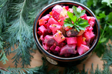 Herring salad with apples and beetroot Rosolie