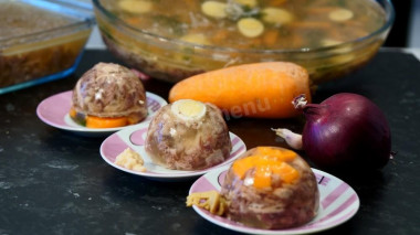 Transparent jelly made from prefabricated meat