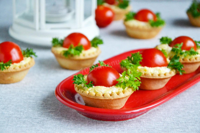 Tartlets with tomatoes and cheese