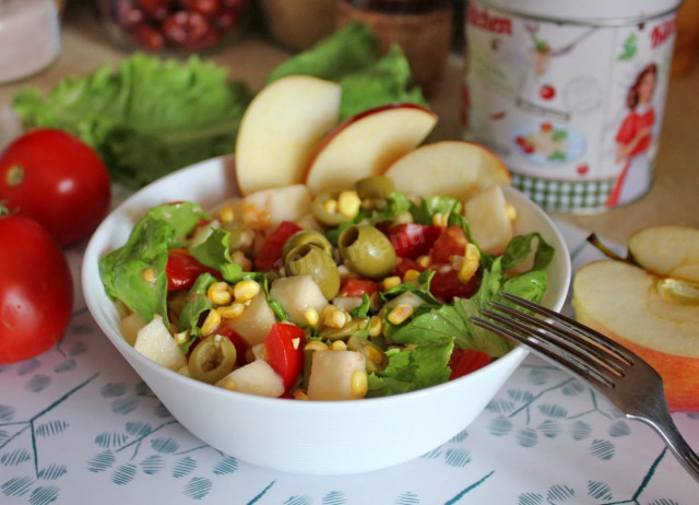 Salad with corn and apples