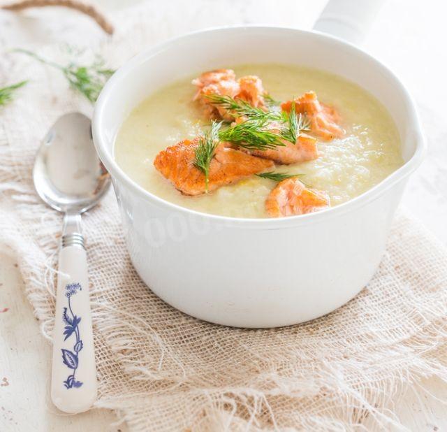 Cauliflower soup with pink salmon