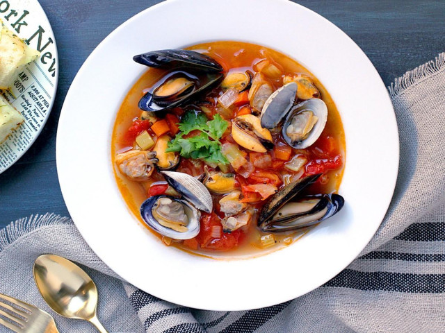 Tomato soup with mussels