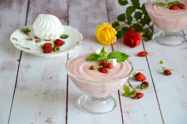 Marshmallow mousse with strawberries and strawberries