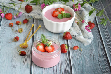 Strawberry mousse on semolina without gelatin