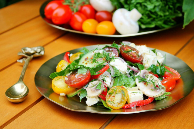 Vegetable salad with cheese