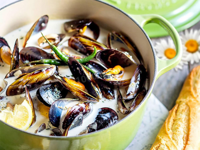 Mussels frozen in cream sauce