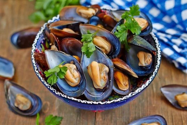 Cook mussels frozen in shells