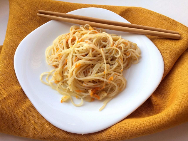 Wok noodles with chicken and vegetables and colored cabbage