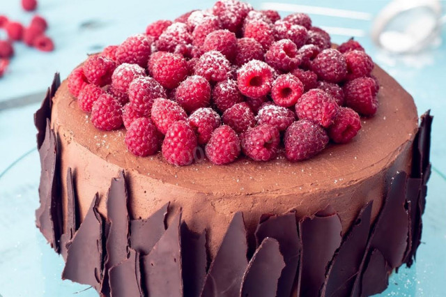 Chocolate cake with raspberries