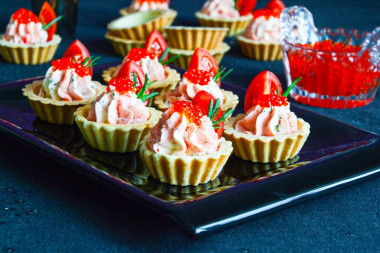 Tartlets with cheese and garlic with crab sticks