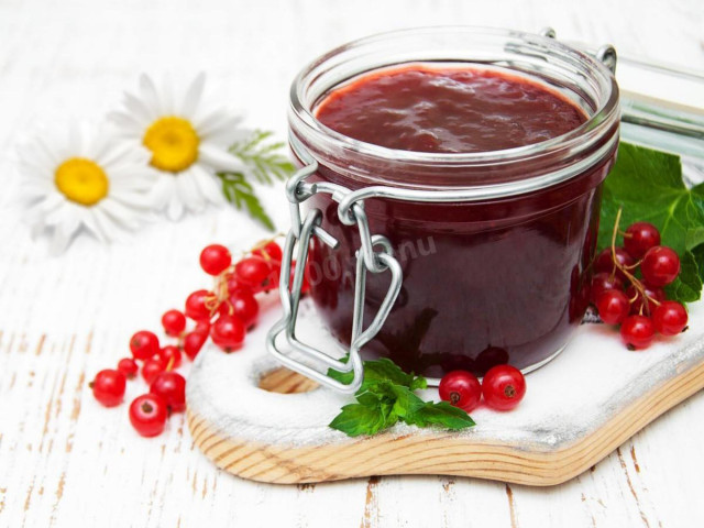 Currant jam for winter is simple