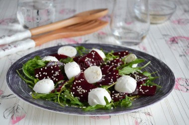 Beetroot salad with mozzarella and arugula